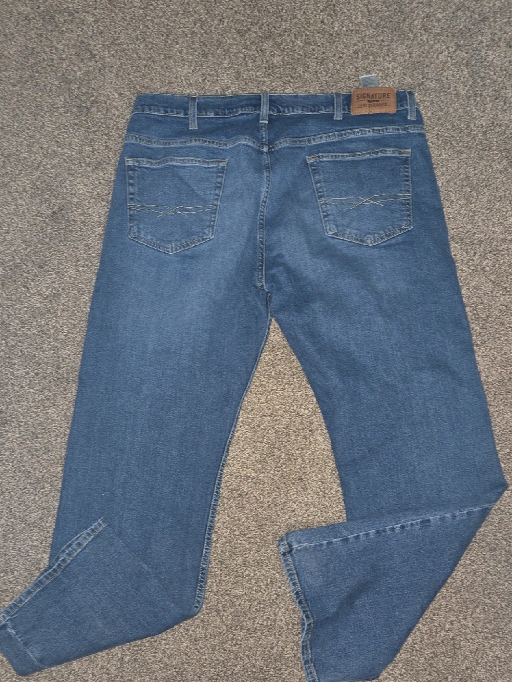 Signature Men's Relaxed Jeans in Medium Blue Wash